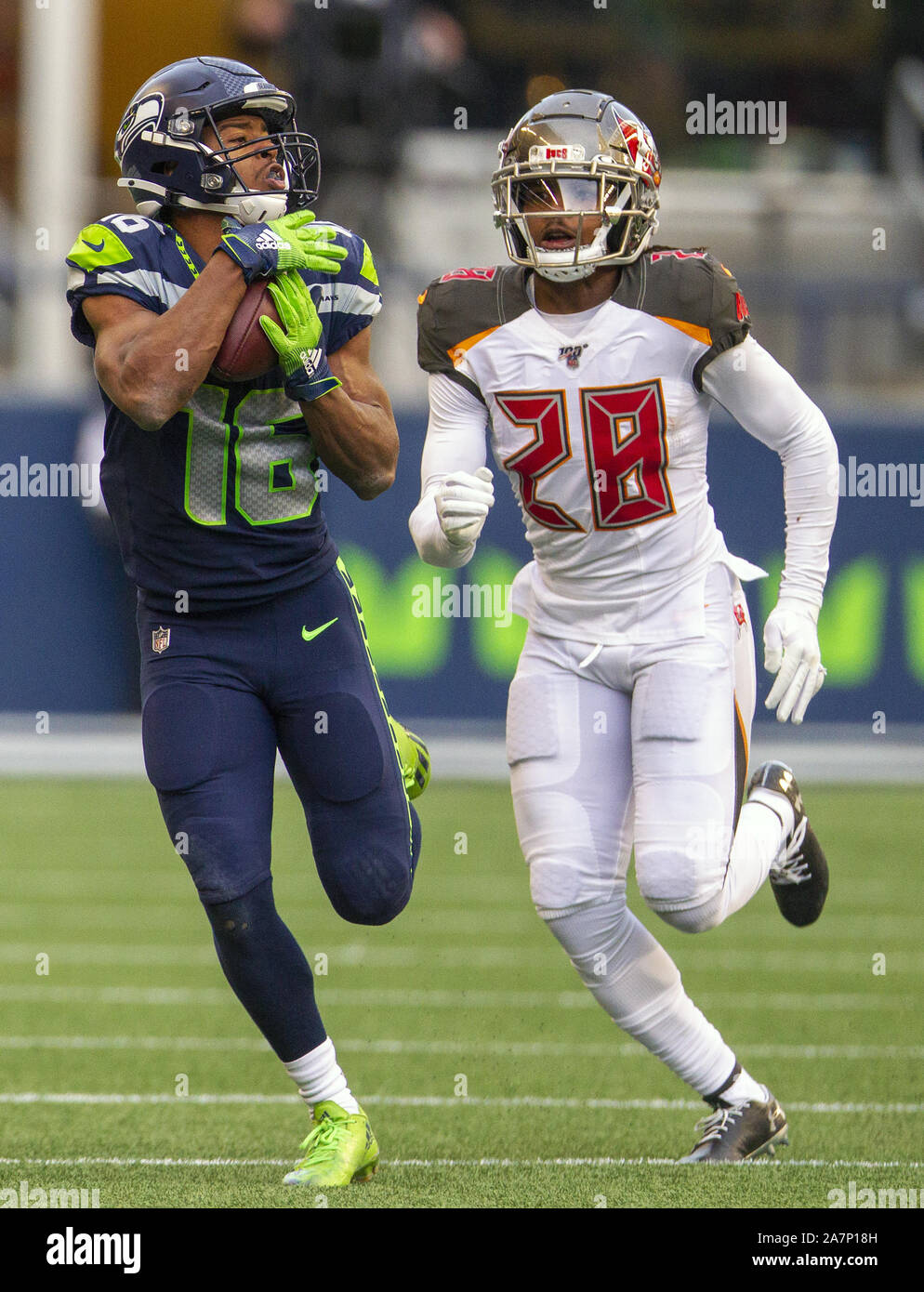 Seattle, États-Unis. 06Th Nov, 2019. Seattle Seahawks wide receiver Tyler Lockett (16) tire un 30 verges passer contre Tampa Bay Buccaneers Vernon évoluait III Hargreaves (28) au cours du quatrième trimestre à champ CenturyLink le dimanche, Novembre 3, 2019 à Seattle, Washington. Les Seahawks battre les Buccaneers 40-34 en prolongation. Jim Bryant UPI/Photo Credit : UPI/Alamy Live News Banque D'Images