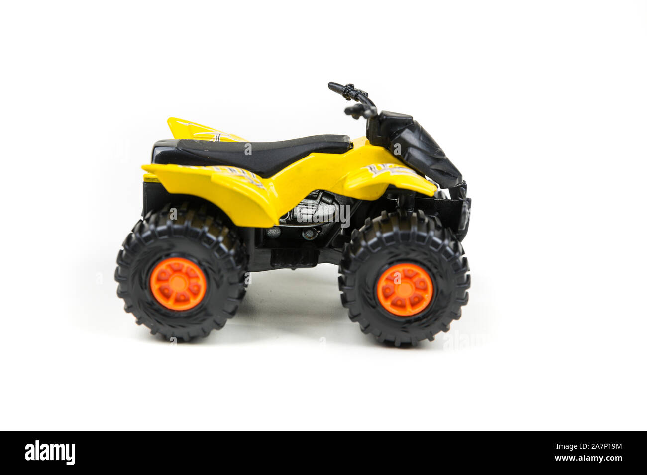 Atv quad jouet en matière plastique jaune sur fond blanc Photo Stock - Alamy
