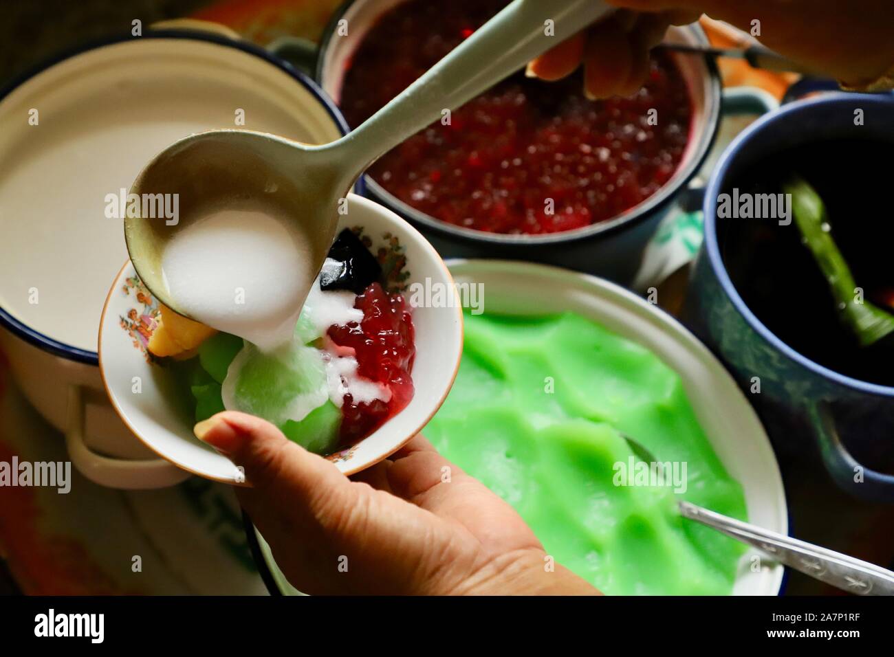 Es Jaipong. Indonésien de dessert glacé Crème pâtissière de haricot mungo, sagou perles de tapioca, grass jelly de manioc fermentée et au lait de coco soupe. Banque D'Images