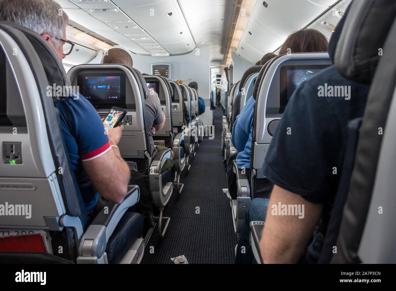 Vue dans l'allée d'un avion avant le décollage. Banque D'Images