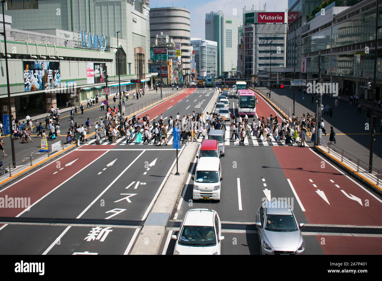 Foule shot de personnes traversant street à la gare de Shinjuku à Tokyo, Japon Banque D'Images