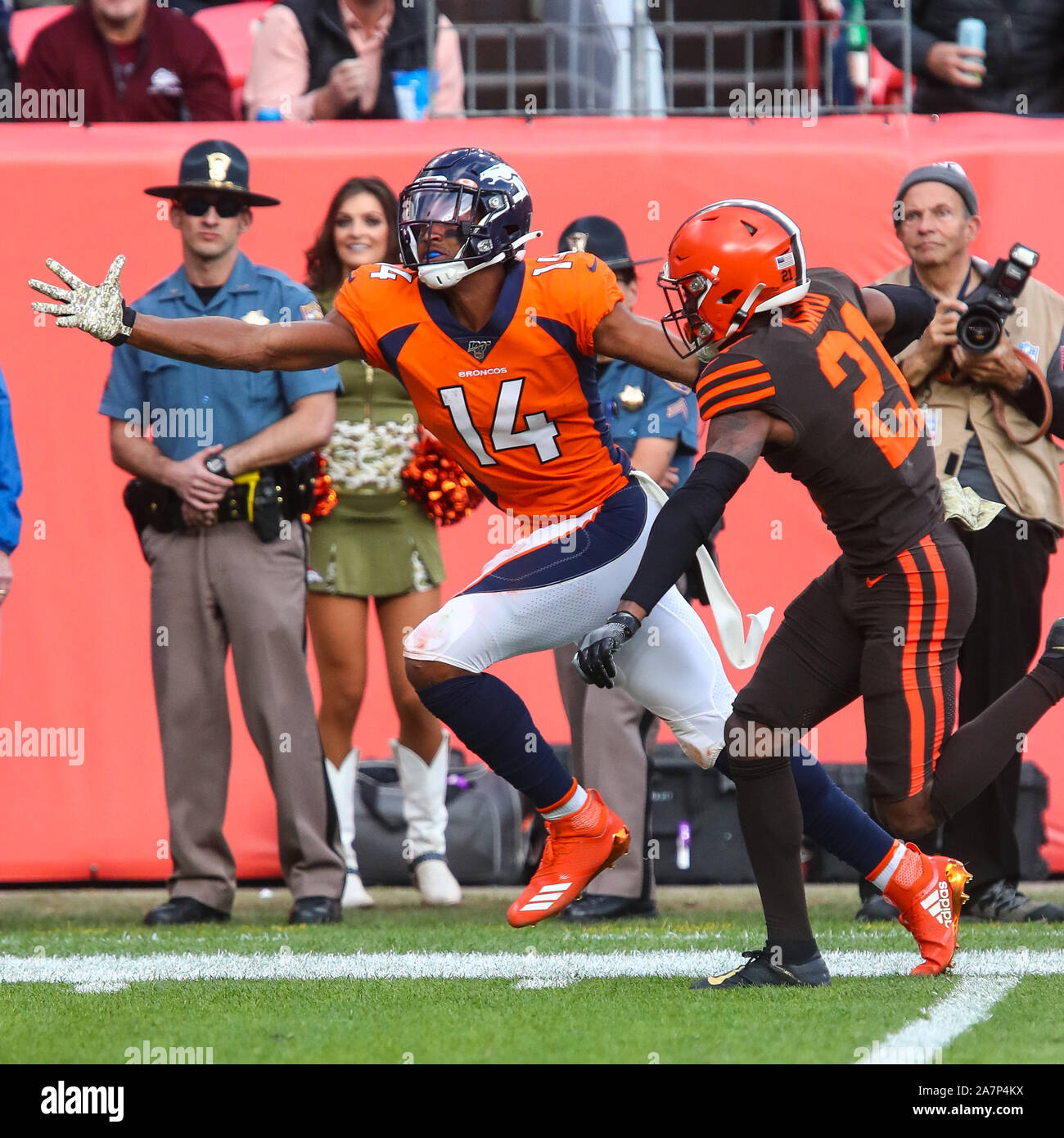 Novembre 03, 2019 : Denver Broncos wide receiver Courtland Sutton (14) atteint d'une balle que Cleveland Browns Denzel évoluait Ward (21) fournit une couverture dans la première moitié du match entre Denver et Cleveland à donner aux champs de Denver, CO. Le col était trop long, mais le lieu le pour une victoire 24-19. Derek Regensburger/CSM. Banque D'Images
