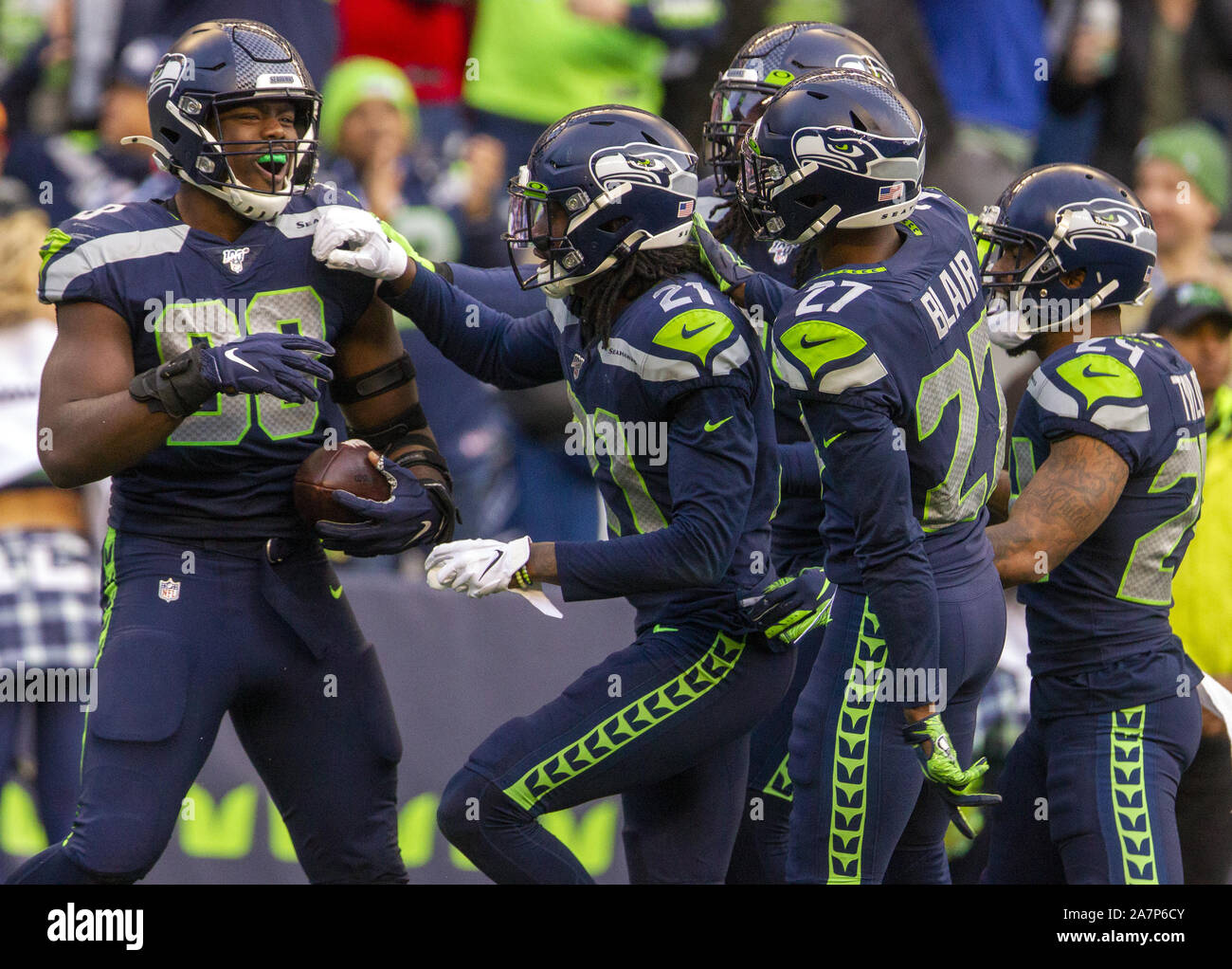 Seattle, États-Unis. 06Th Nov, 2019. Seattle Seahawks défensive fin Kult Green (98) est félicité après avoir avancé d'un quart-arrière Tampa Bay Buccaneers Jameis Winston (3) fumble et l'a retourné à l'équipe des Tampa Bay 15- Cour ligne. au champ CenturyLink le dimanche, Novembre 3, 2019 à Seattle, Washington. Les Seahawks battre les Buccaneers 40-34 en prolongation. Jim Bryant UPI/Photo Credit : UPI/Alamy Live News Banque D'Images