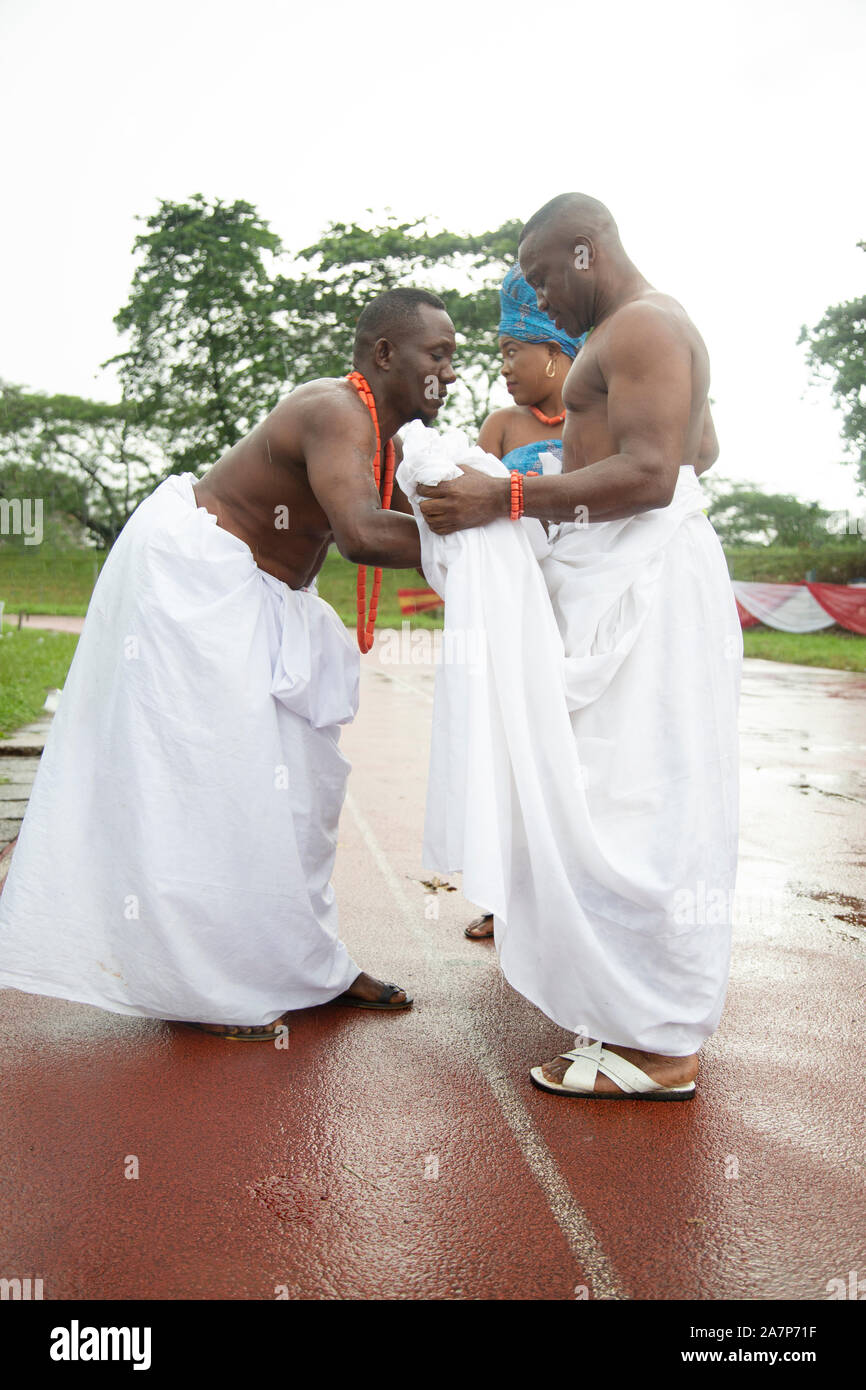 Les hommes Edo ajustent leur tenue avant le Festival national des arts et de la culture (NAFEST) dans l'État d'Edo, au Nigeria. Banque D'Images