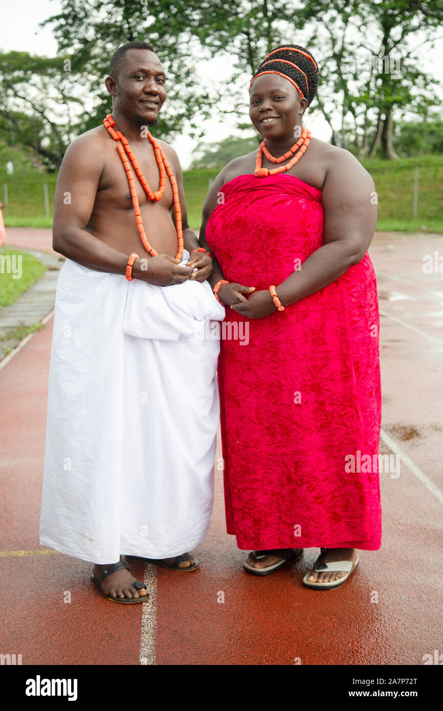 Les gens d'Edo s'habillant dans leur tenue culturelle lors du Festival national des arts et de la culture (NAFEST) dans l'État d'Edo, au Nigeria. Banque D'Images