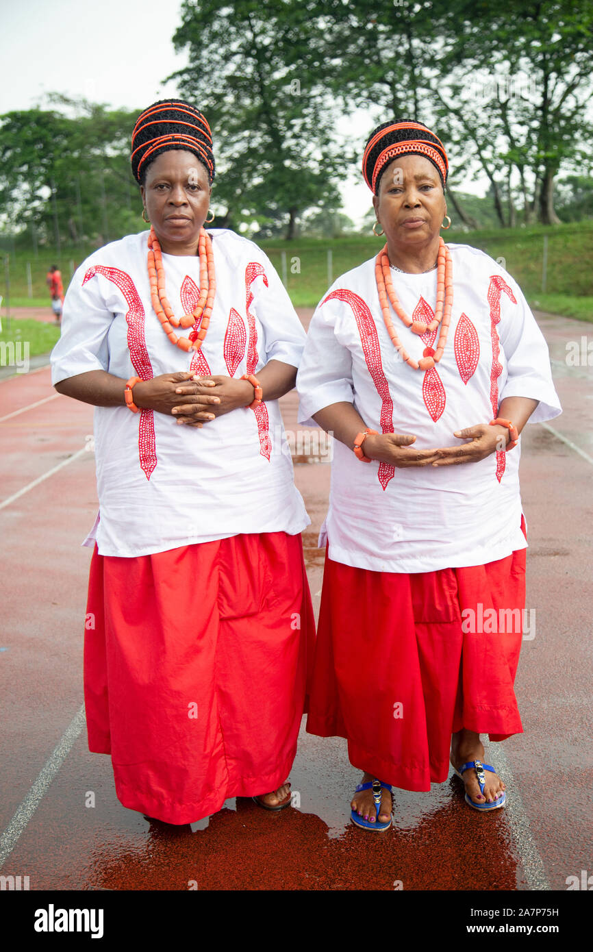 Les femmes de la tribu Edo du Nigeria dans leur tenue culturelle lors du Festival national des arts et de la culture (NAFEST) dans l'État d'Edo, au Nigeria. Banque D'Images