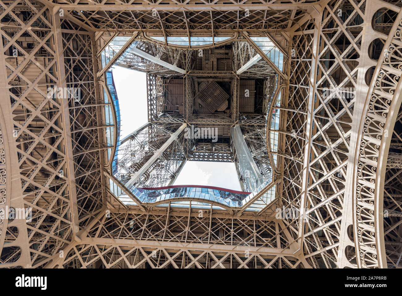 Archetectural détails de la Tour Eiffel, vue depuis le bas , un pylône en treillis en fer forgé sur le Champ de Mars à Paris, en France, du nom de l'engi Banque D'Images