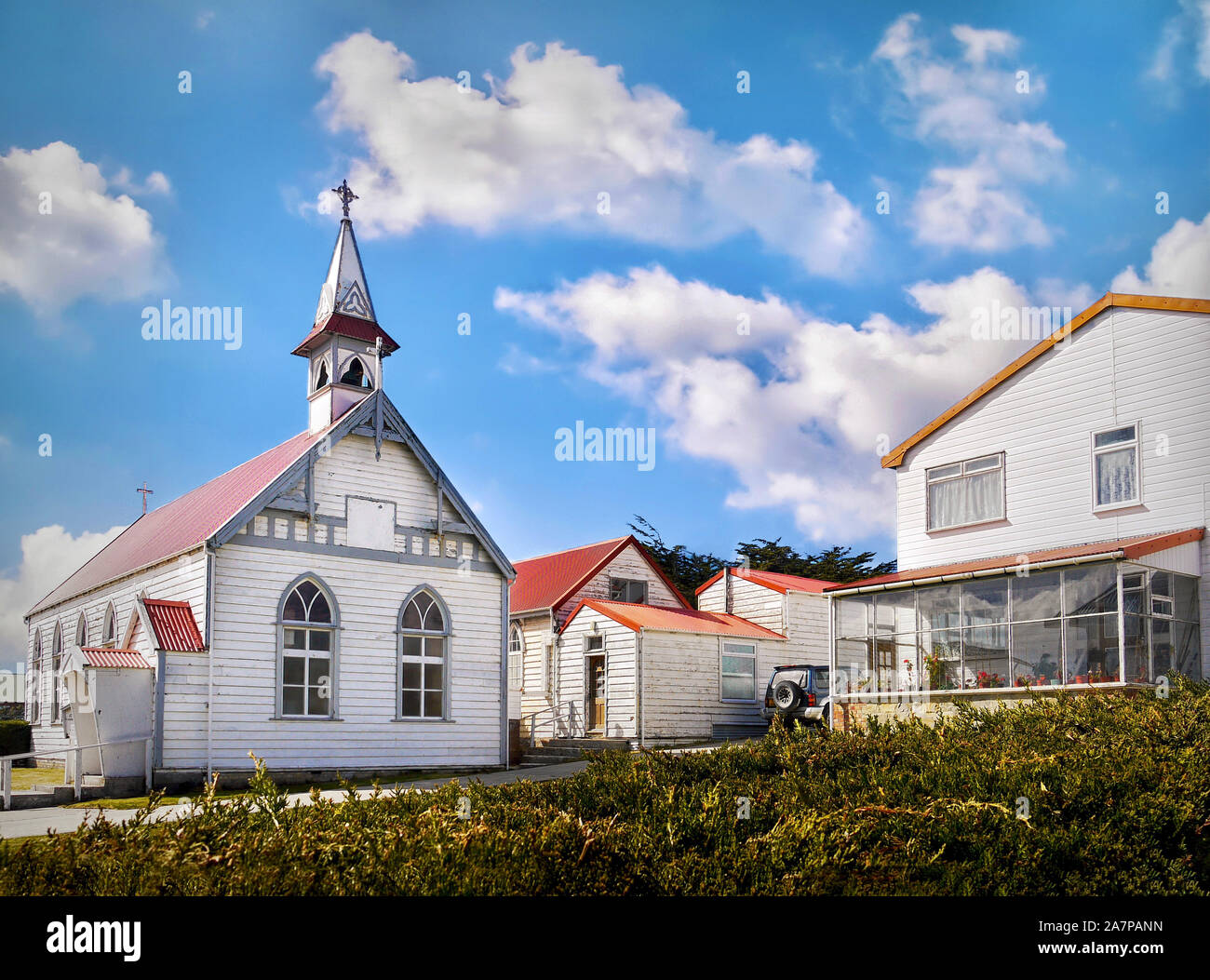 Vue sur la rue de l'église de la Vierge Marie et de pittoresques maisons résidentielles en bois au centre-ville de Stanley, la capitale des îles Falkland (Islas Malvinas). Banque D'Images