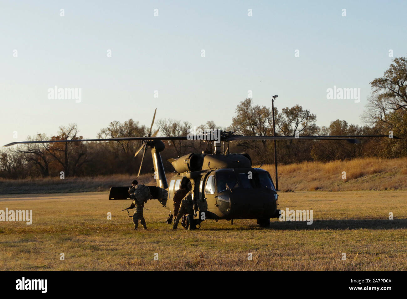 2019 La Garde nationale du Kansas annuel meilleur guerrier compétition a eu lieu au Centre de formation conjointe des Grandes Plaines à Salina, Kansas 31 oct.-nov. 3, 2019. Les concurrents de terminer un test de condition physique de l'armée, jour et nuit, la navigation terrestre, d'armes, la qualification Air Assault course à obstacles, un appel pour l'exercice d'incendie, et d'un ruck mars. En outre, ils ont testé sur la nouvelle armée combattre Fitness Test. Banque D'Images