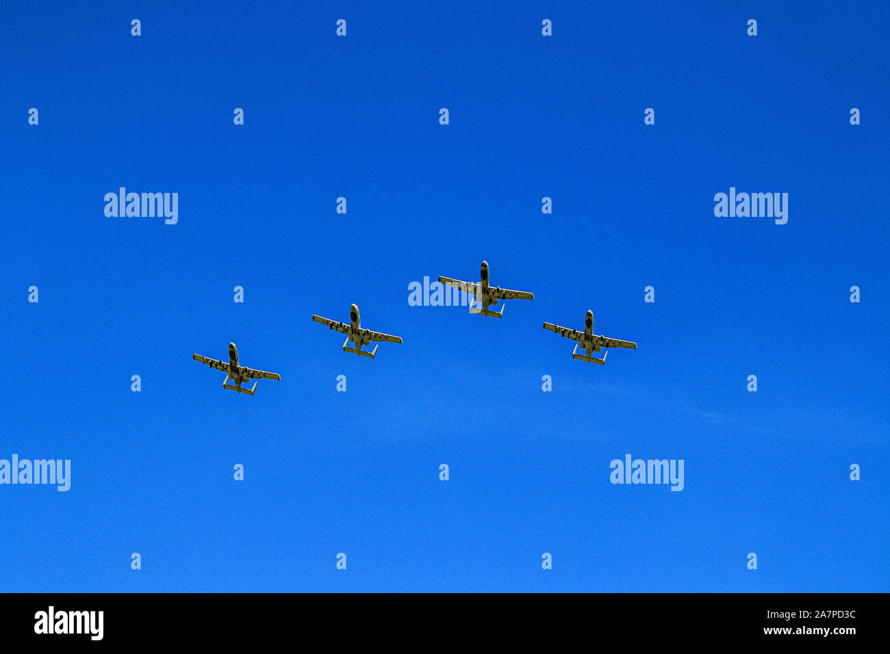 INDIANAPOLIS (Ind -- une aile d'une10 Foudre 'phacochères' à partir de la 122e Escadre de chasse de la Garde nationale aérienne de l'Indiana survoler monument aux morts de l'Indiana que d'une présentation d'armes au cours de la cérémonie de prise de commandement pour Brig. Le Général R. Dale Lyles, adjudant général de la Garde nationale de l'Indiana, le 3 novembre 2019. Banque D'Images