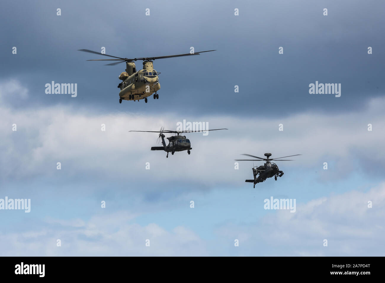 Les hélicoptères de l'armée américaine, affecté à la 25e Brigade d'aviation de combat, volent en formation lors de la 25e Division d'infanterie, Review sur Schofield Barracks, Missouri, le 31 octobre 2019. Date d'activation de la division est le 1er octobre 1941 et célèbre son anniversaire d'octobre 28-31 avec un examen de la Division de l'événement culminant au champ historique Weyand. (U.S. Photo de l'Armée Le lieutenant Ryan) DeBooy 1er Banque D'Images