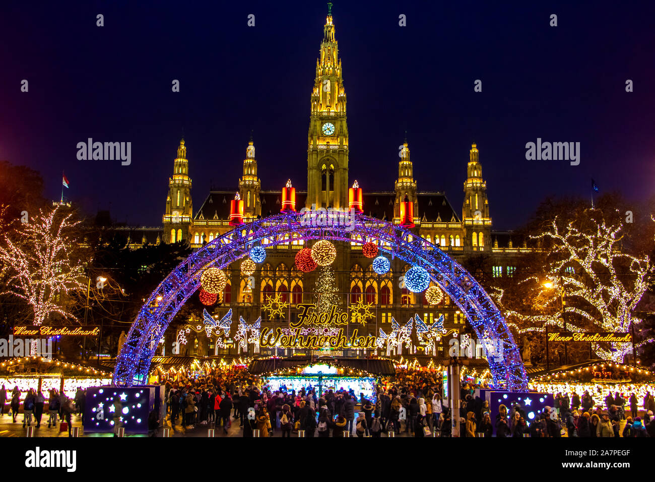 La plage éclairante la porte en face de la marché de Noël par City Hall - Nuit en hôtel de Vienne, Autriche. Banque D'Images