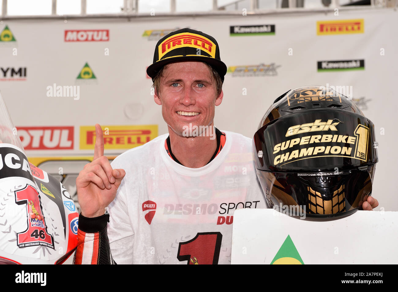 La Ducati Mike Jones pose avec le casque Superbike Championship après avoir remporté le championnat à Sydney Motorsport Park, Sydney Australie Banque D'Images