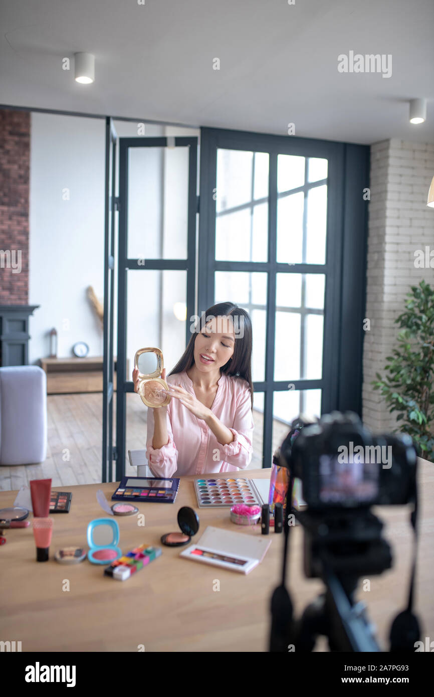 Beauty blogger disciples disent à propos de bonne qualité Le blush Banque D'Images