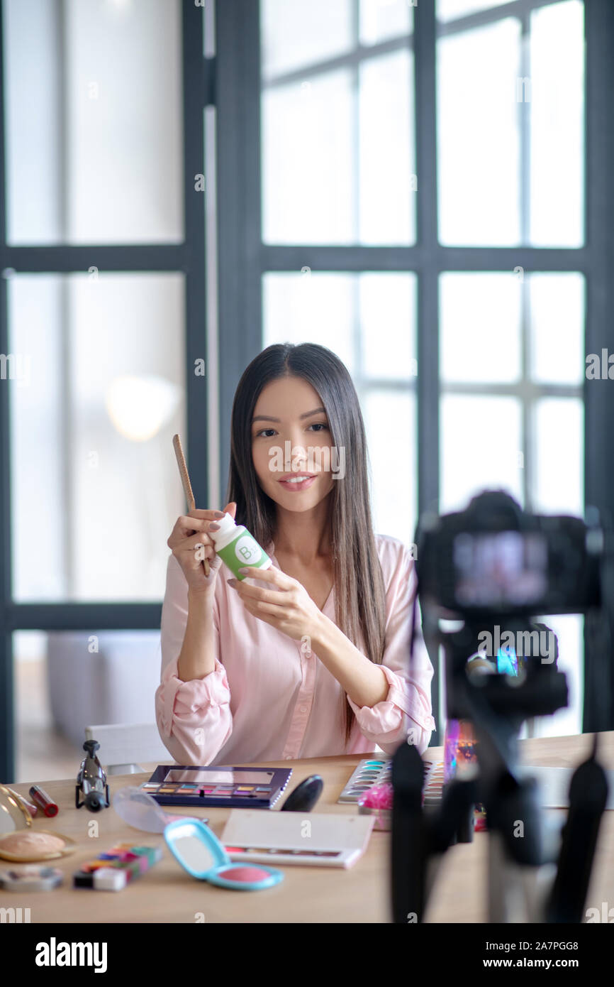 Beauty blogger recommander des vitamines pour ses partisans Banque D'Images