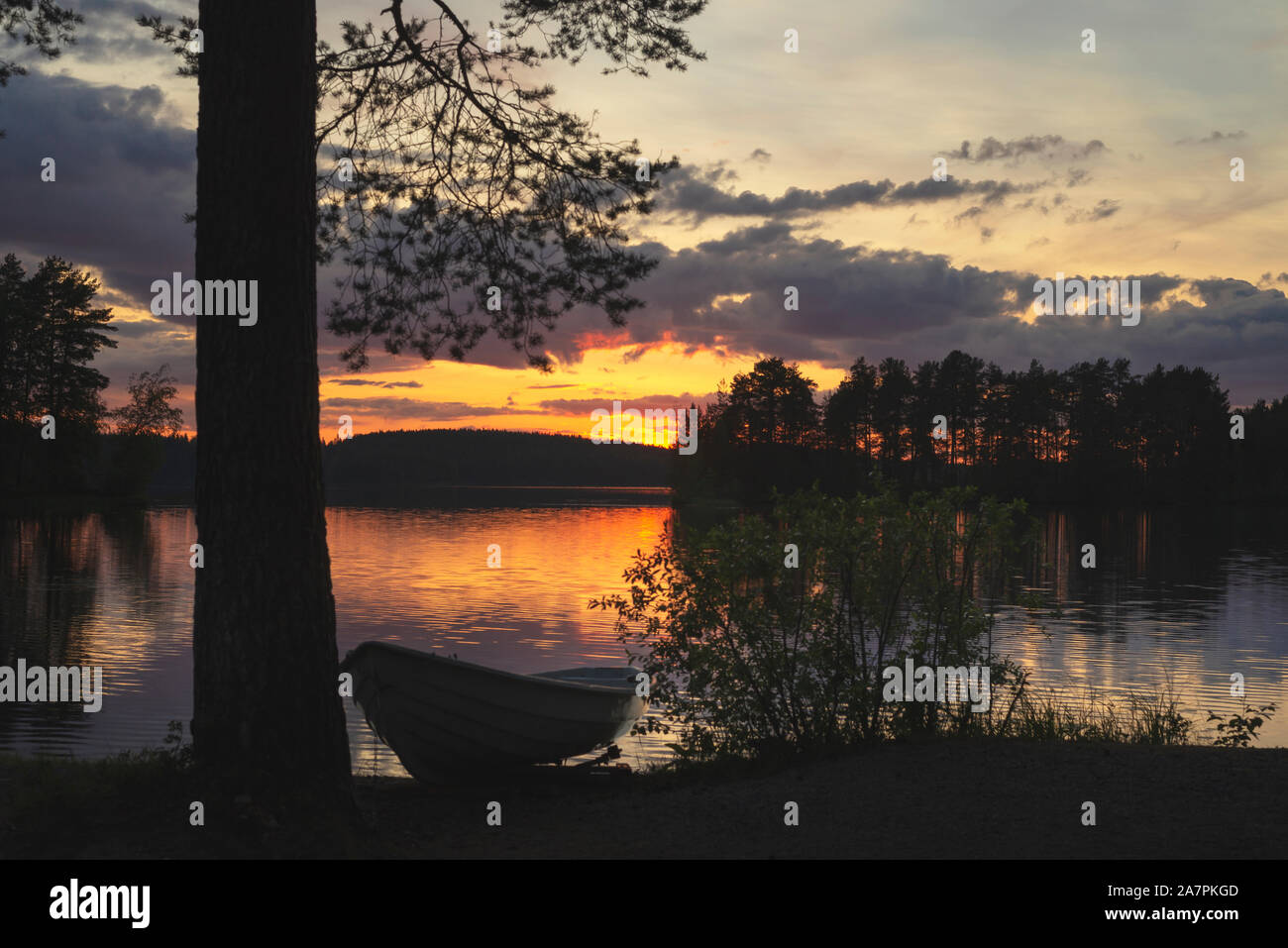 Soleil de minuit sur le lac d'été en Finlande Banque D'Images