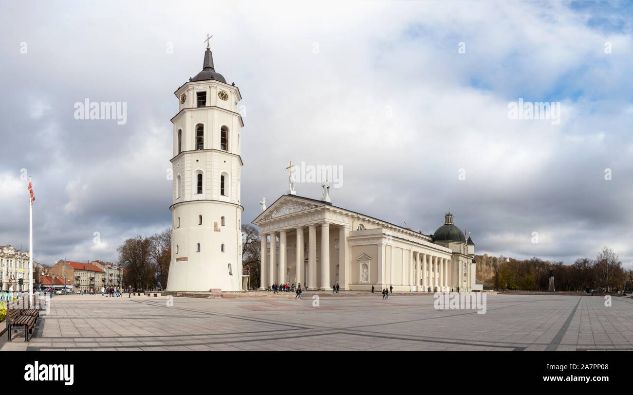 La place de la cathédrale à Vilnius avec Bell Tower en face de la néo-classique de la cathédrale de Vilnius. Vue panoramique sur la vieille ville de symbole blanc Banque D'Images