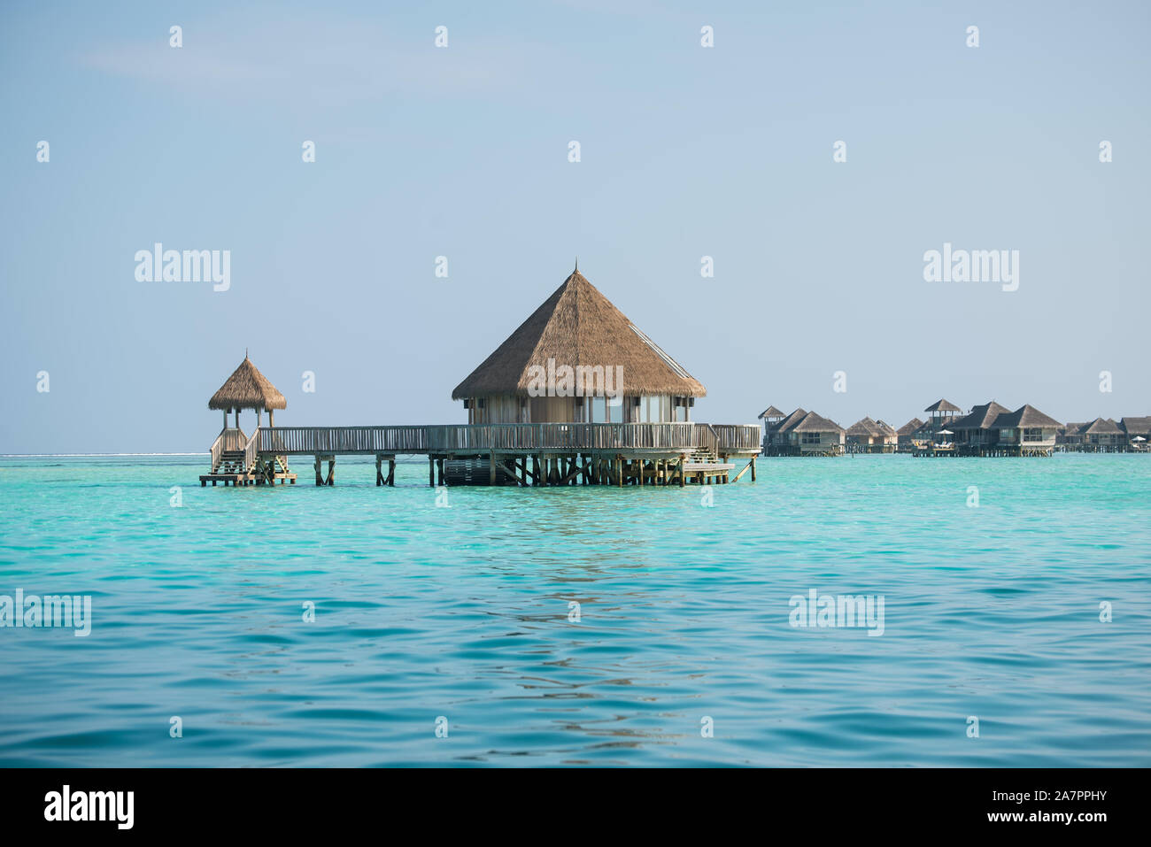 Bungalows sur l'eau et la mer bleue turquoise dans un paradis tropical island aux Maldives Banque D'Images