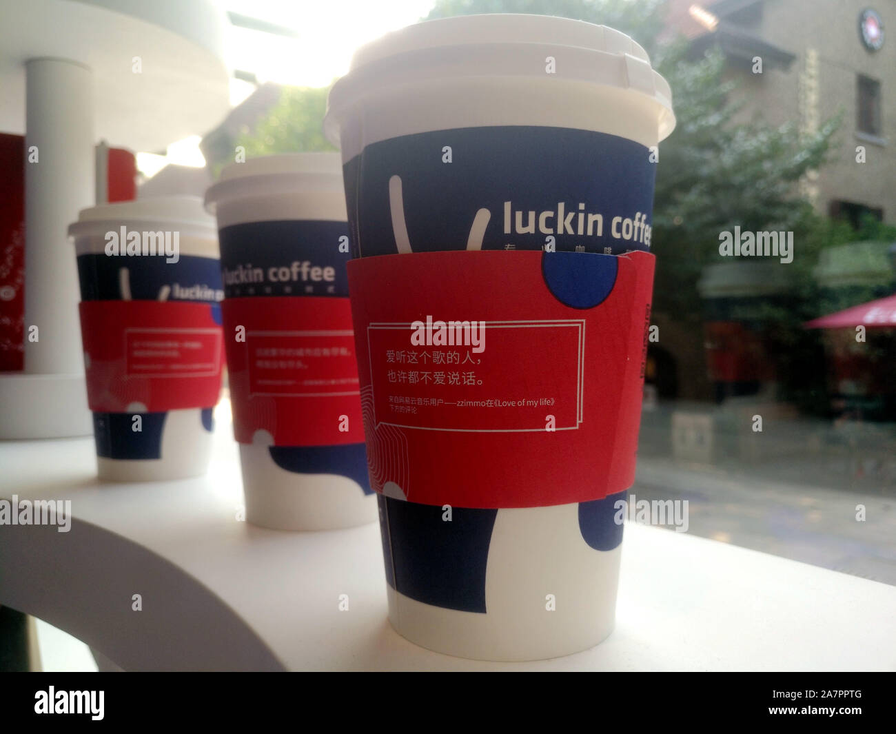 Café avec café Luckin logo sont vendus dans¨¦ Ledao fac à Shanghai, Chine, 17 août 2019. Ledao¨¦, Caf caf un¨¦ avec le thème de la musique et concert Banque D'Images