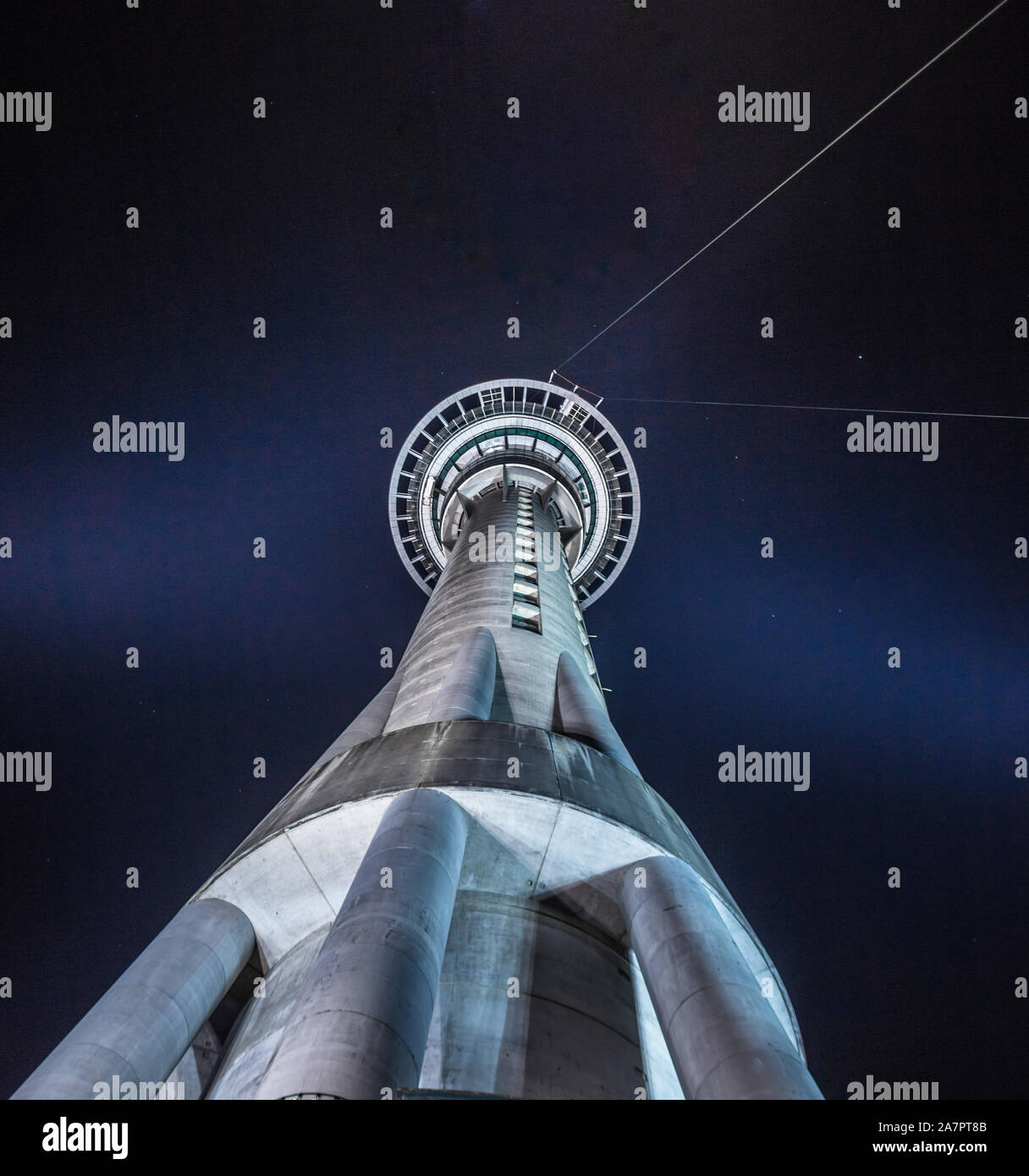 Auckland Sky Tower at night à partir de la base Banque D'Images