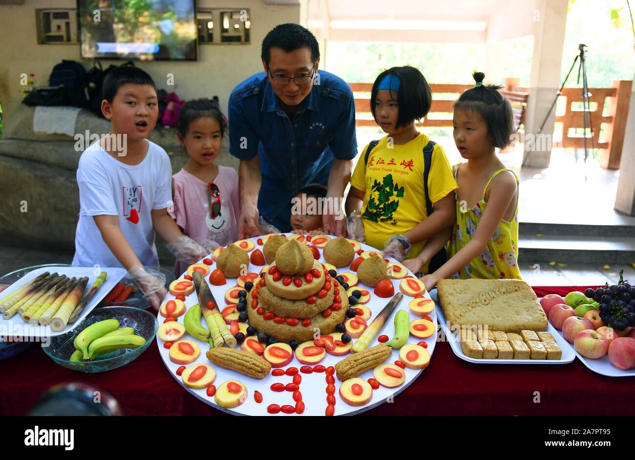 Touristes Utilisent Du Fourrage Et Des Fruits Pour Faire Un Gateau D Anniversaire Pour Le Panda Geant Xin Xing Au Cours De Son 37e Anniversaire A Un Zoo A Chongqing Chine 23 Aout