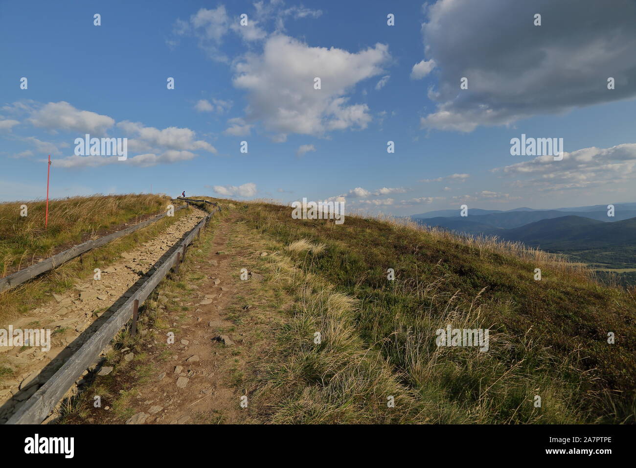 Paysage avec des Bieszczady en Pologne, beau temps, Trail, rare de l'herbe sèche, ciel bleu avec quelques nuages, vue panoramique Banque D'Images