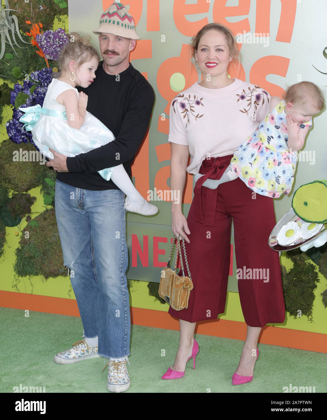 Los Angeles, Californie, USA. 06Th Nov, 2019. Erika Christensen, Cole Maness, Shane Maness, Polly Maness. Première mondiale de la Netflix 'Green Eggs and Ham" tenue à Hollywood de l'American Legion. Credit : PMA/AdMedia/Newscom/Alamy Live News Banque D'Images