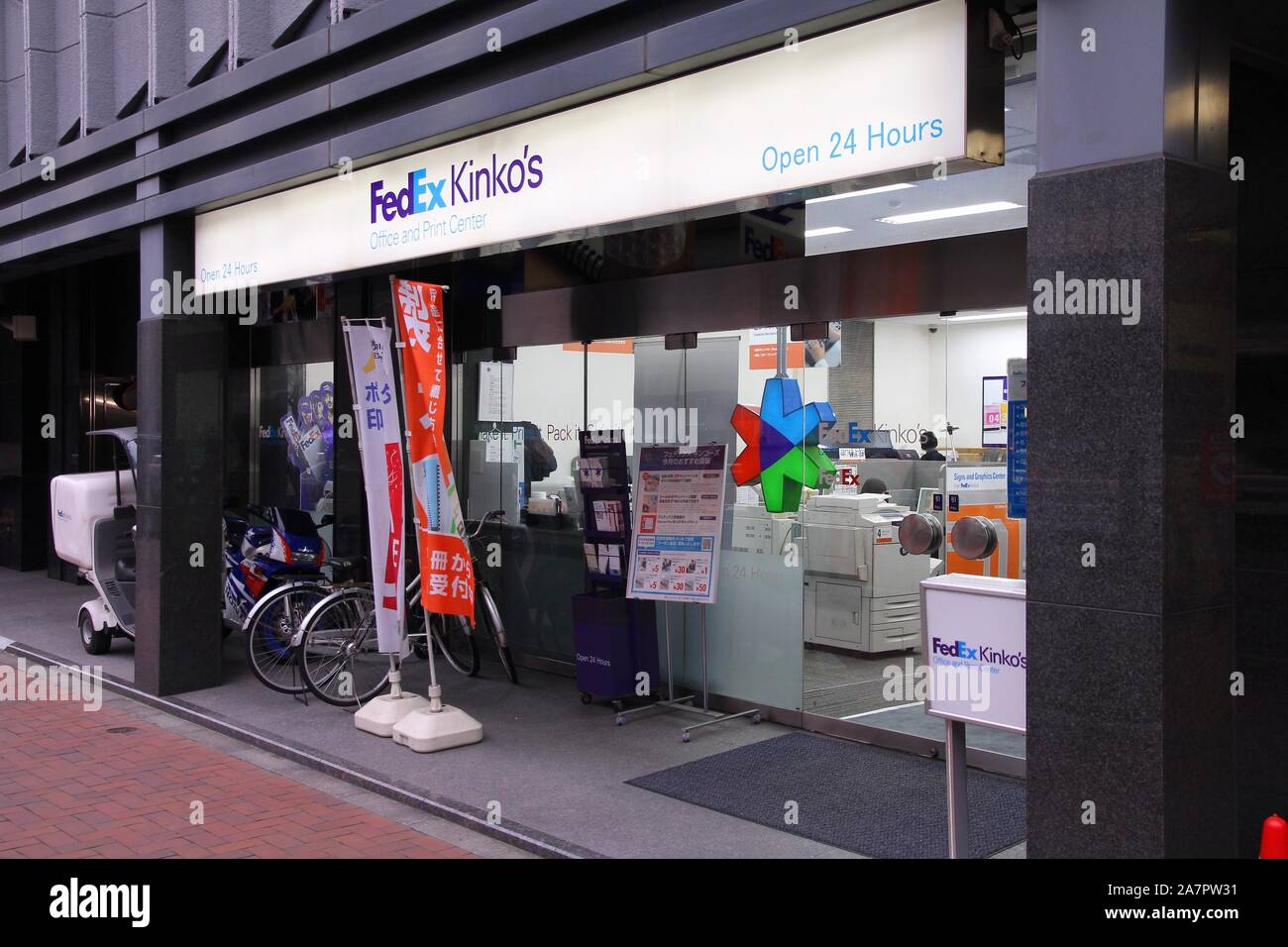 TOKYO, JAPON - 13 avril 2012 : le bureau Fedex Kinko's Centre d'impression et à Tokyo. Fedex Corporation existe depuis 1971 et emploie 300 000 personnes au 20 Banque D'Images