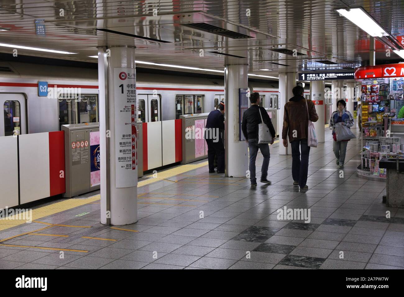 TOKYO, JAPON - 13 avril 2012 : la sortie de métro de Tokyo. Avec plus de 3,1 milliards de passagers annuels des manèges, métro de Tokyo est le plus achalandé worldwid Banque D'Images