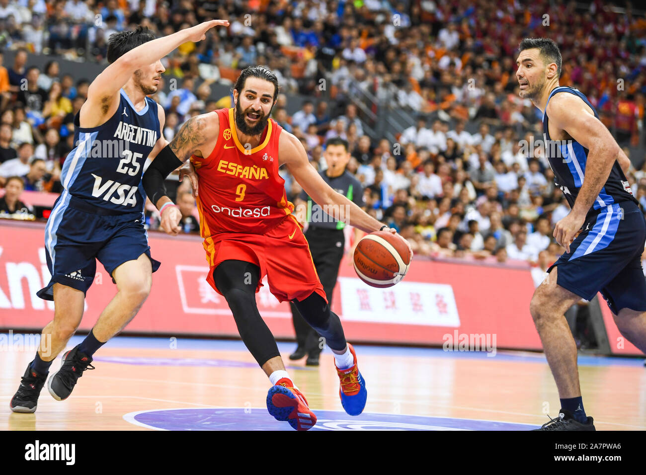 Ricky Rubio, centre de l'Espagne, l'équipe de basket-ball de nationale  masculine les joueurs de l'équipe nationale de basket-ball de l'Argentine  au cours de l'International 2019 Moi Photo Stock - Alamy