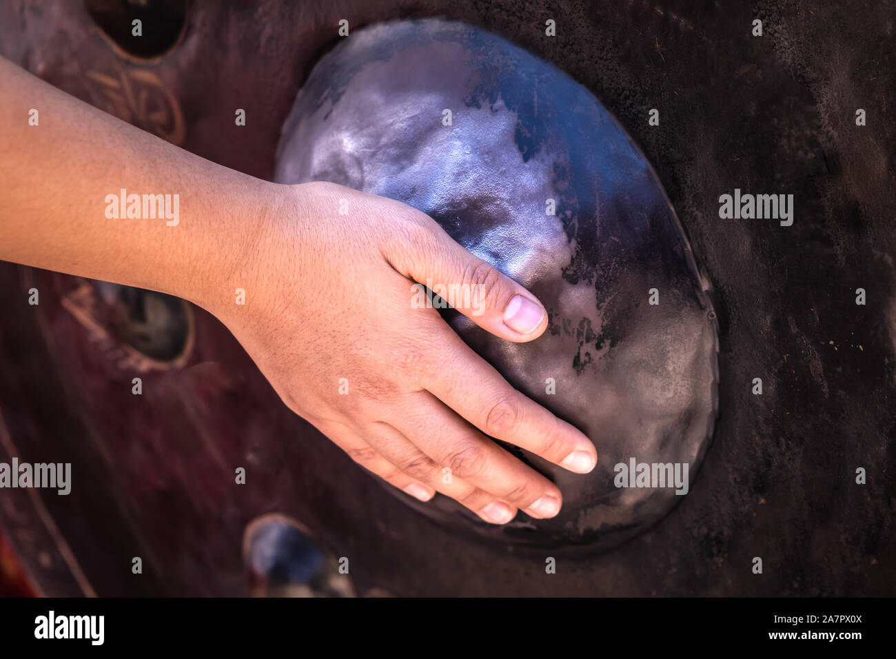 View of hand touch et gommage au gong ou temple big round bell ou instrument traditionnel thaï pour payer le respect et d'obtenir la bénédiction de l'Éternel Bouddha Banque D'Images