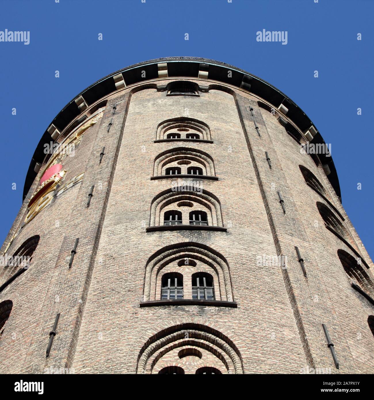 La vieille ville de Copenhague - capitale du Danemark. Vintage célèbre observatoire astronomique - Tour Ronde (Rundetarn). Région d'Oresund. La composition carrée. Banque D'Images