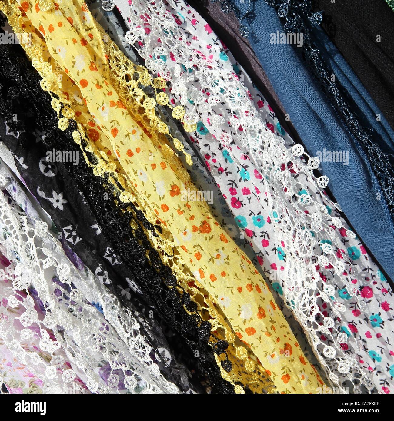 Foulards dentelle colorée dans un marché en Italie. Les couleurs des textiles. La composition carrée. Banque D'Images