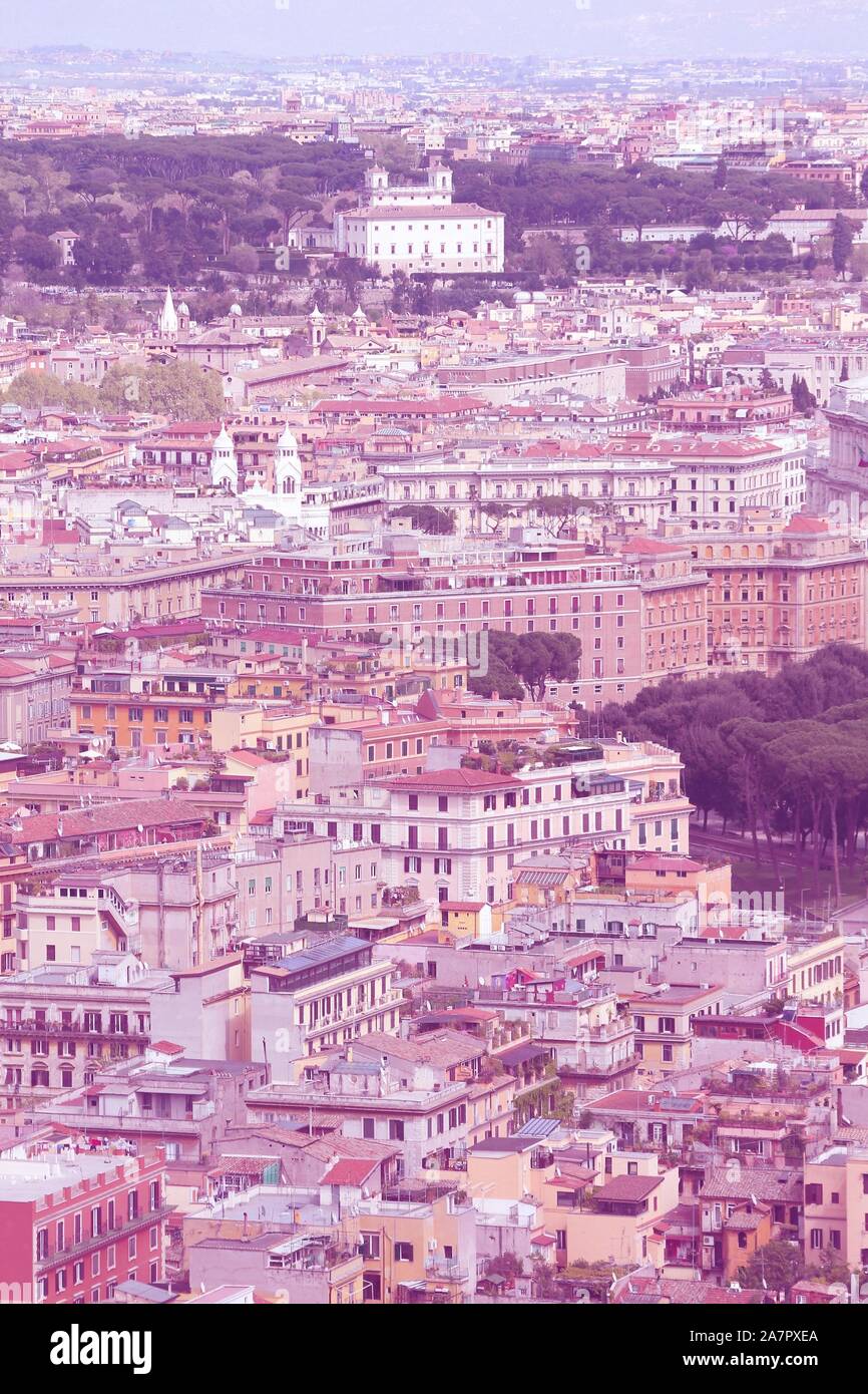 Rome, Italie. Vue aérienne de la ville avec le parc de la Villa ...