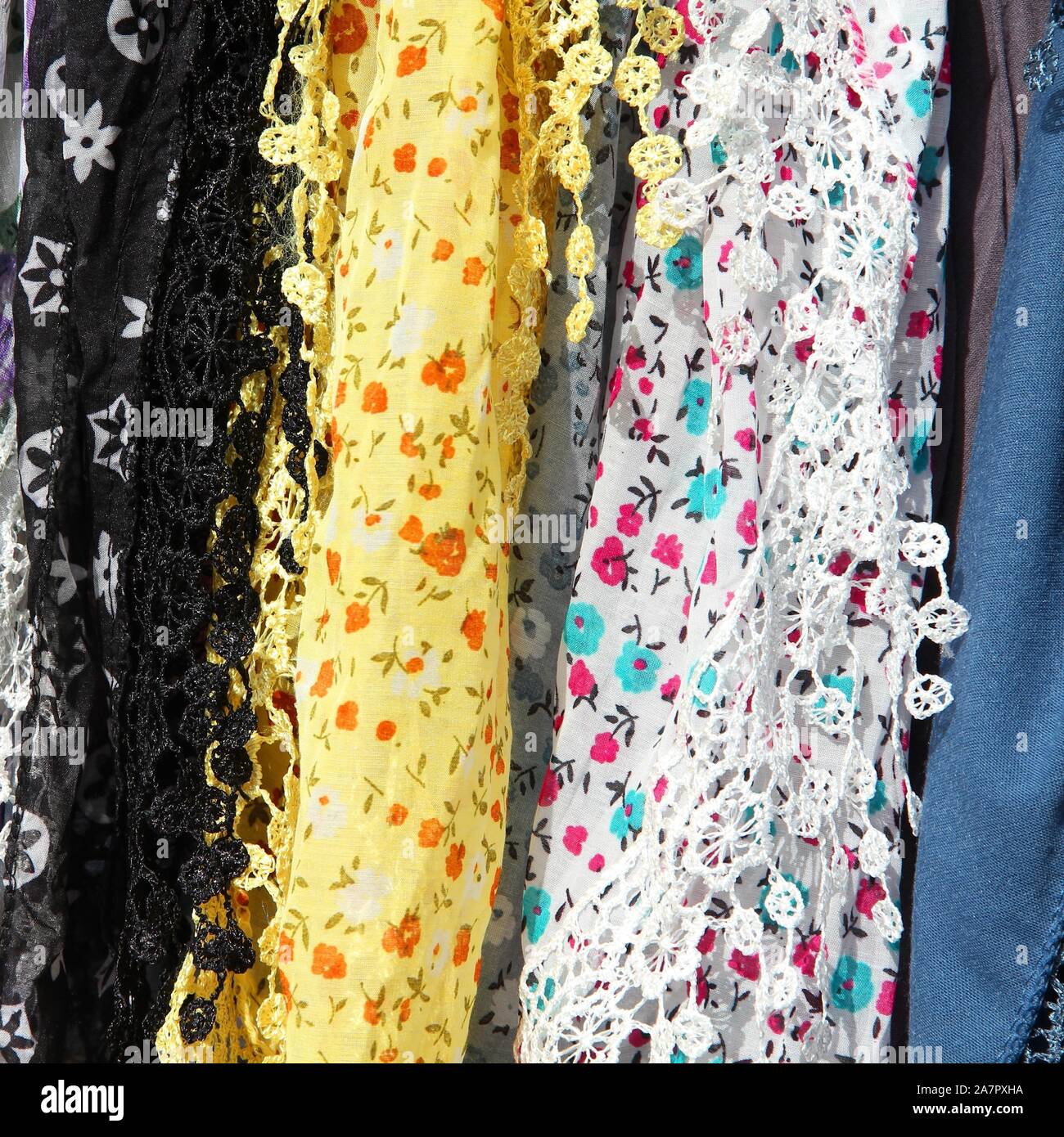 Foulards lacé sur un marché en Italie. Les couleurs des textiles. Banque D'Images