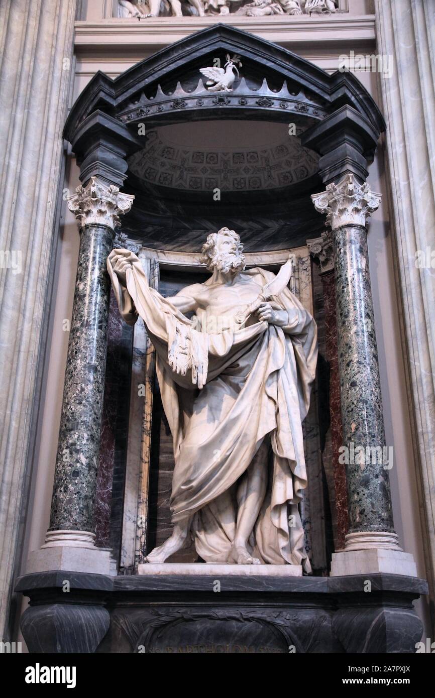 ROME, ITALIE - 8 avril 2012 : vue de l'intérieur de la basilique de Latran avec Saint Barthélemy statue à Rome. Célèbre monument baroque a été consacrée en Banque D'Images