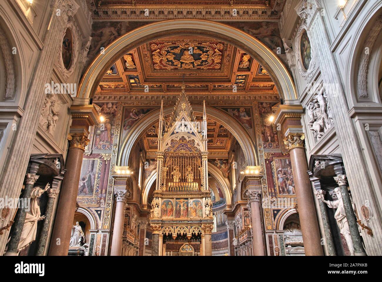 ROME, ITALIE - 8 avril 2012 : vue de l'intérieur de la basilique de Latran à Rome. Célèbre monument baroque a été consacrée en l'an 324. Banque D'Images