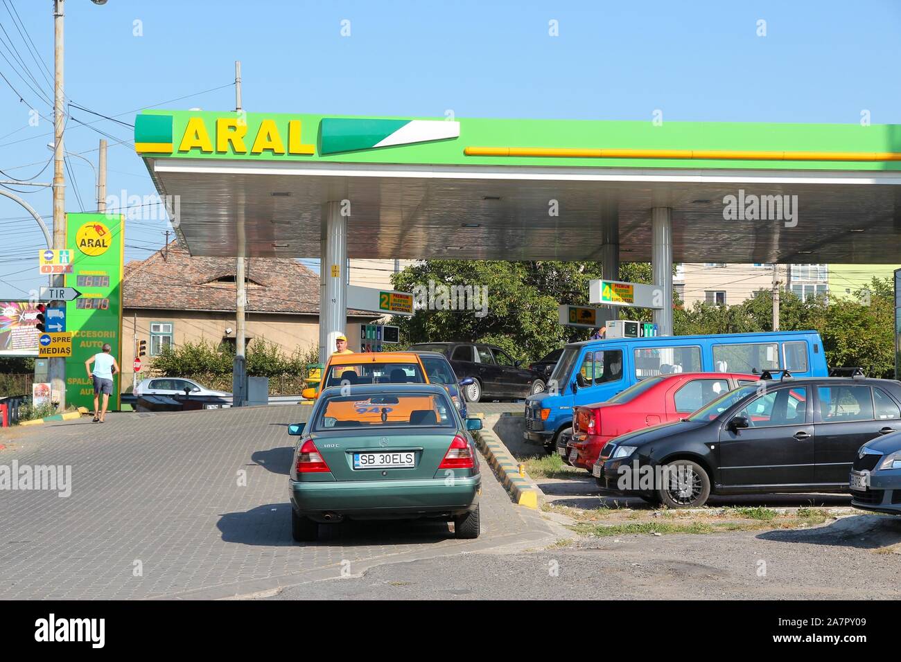 SIBIU, ROUMANIE - 24 août 2012 : Les pilotes remplir leur station Aral à Sibiu, Roumanie. Stations Aral exécute 2 400 à l'échelle internationale et a 600 m Banque D'Images