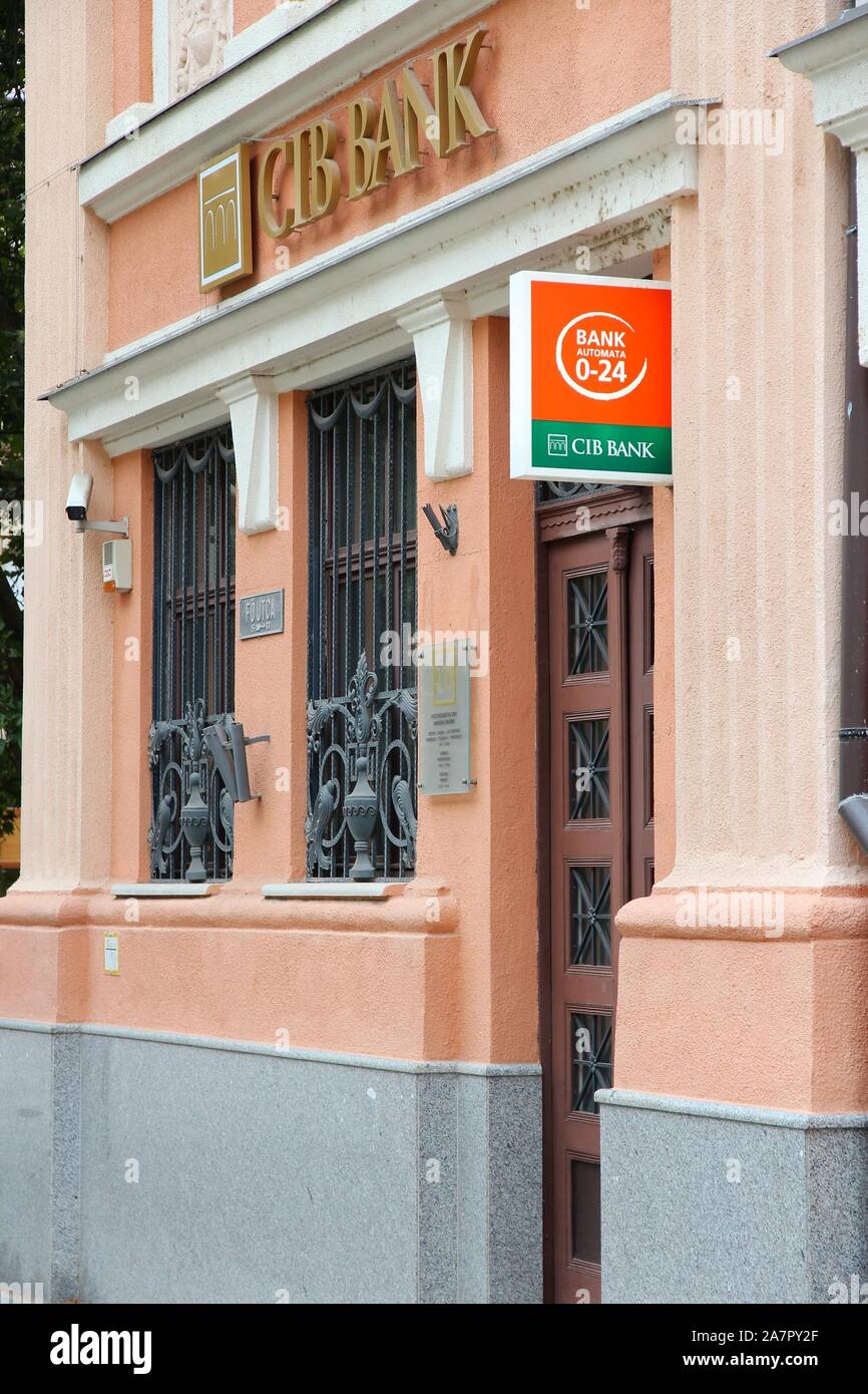 KAPOSVAR, HONGRIE - le 11 août 2012 : la direction générale de la Banque CIB à Kaposvar (Hongrie). La banque est une partie du groupe Intesa Sanpaolo. Banque D'Images