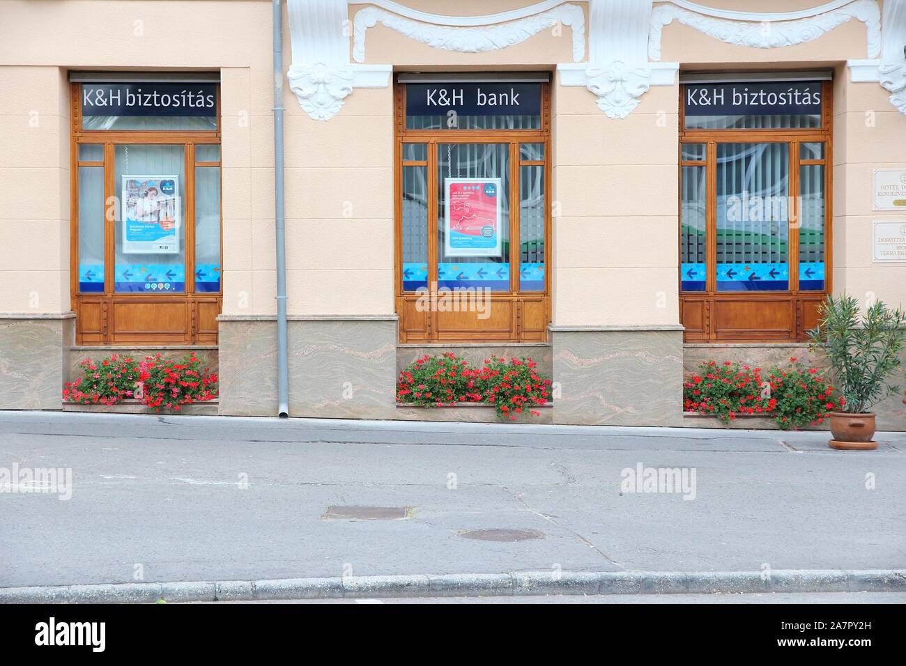 KAPOSVAR, HONGRIE - le 11 août 2012 : K&H Bank succursale à Kaposvar (Hongrie). La banque est administré par la Banque Belge KBC. Banque D'Images