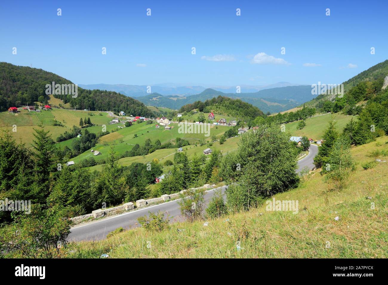 Route de montagne dans les montagnes Piatra Craiului de Roumanie. Banque D'Images