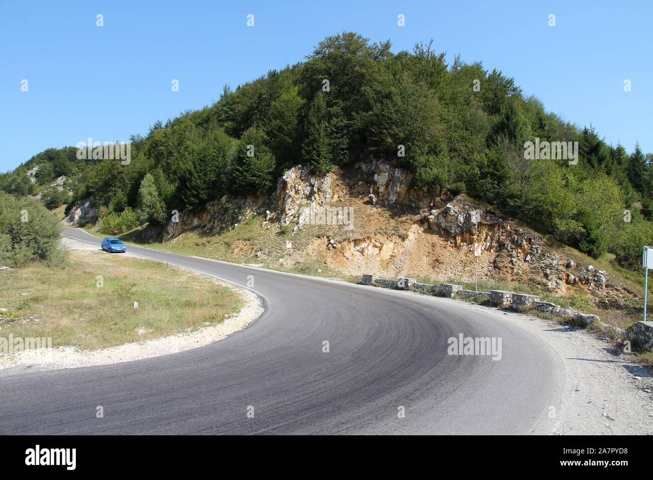 Route de montagne dans les montagnes Piatra Craiului de Roumanie. Banque D'Images