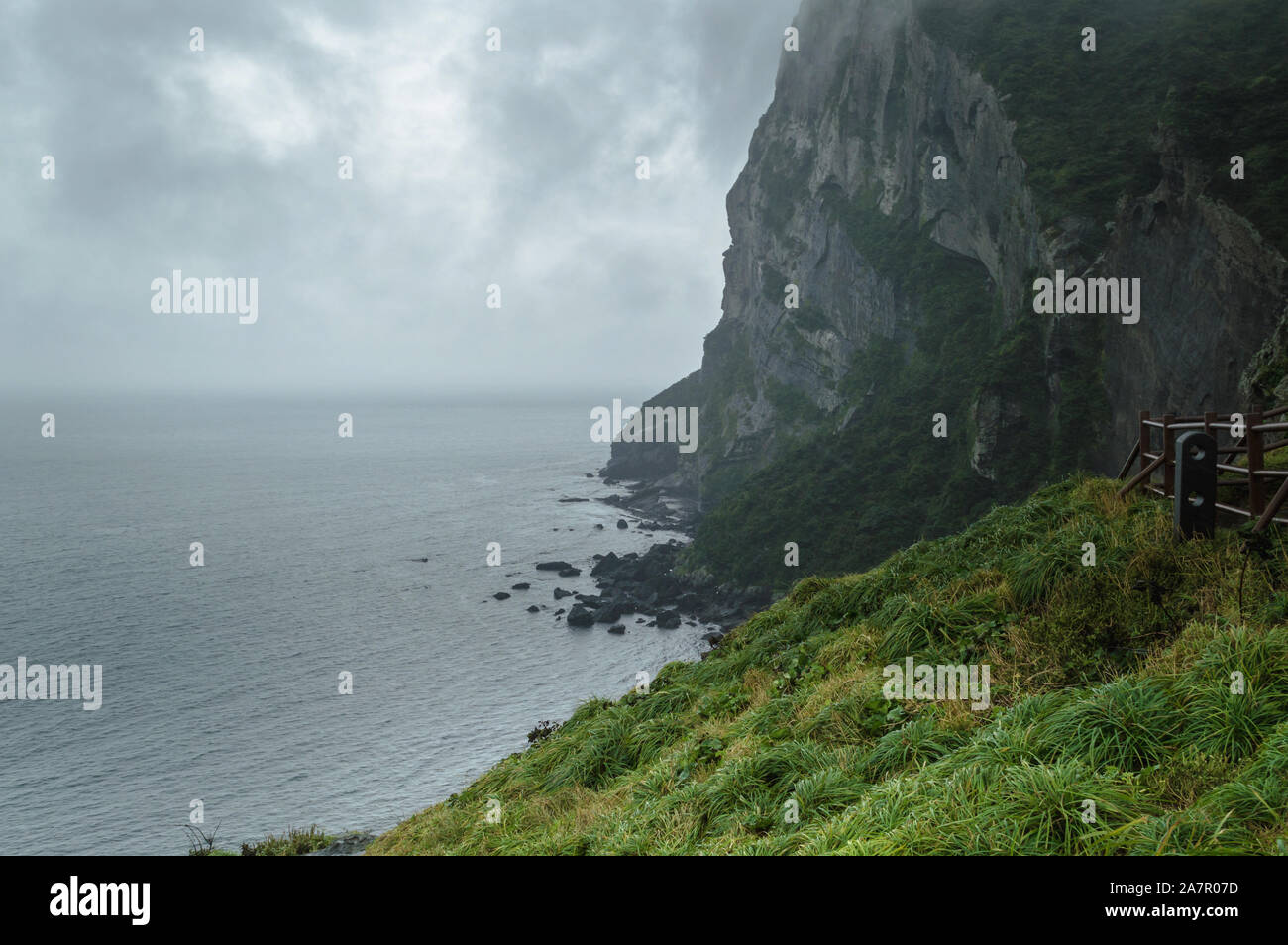 Partie de Seongsan Ilchulbong avec vue mer sur l'île de Jeju à jour sombre Banque D'Images