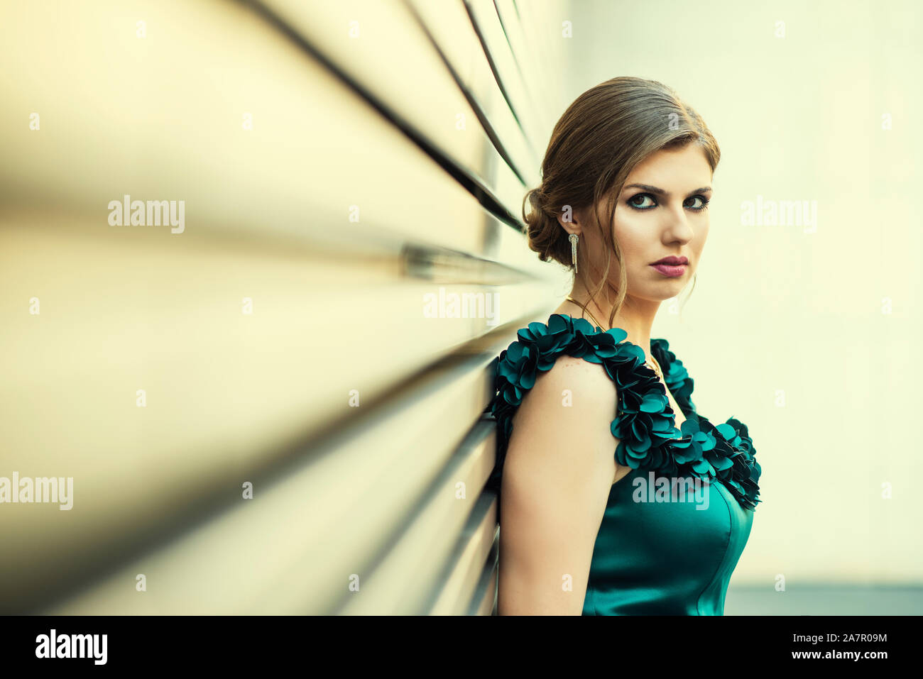 Femme sérieuse à la recherche à l'extérieur de l'appareil photo Banque D'Images