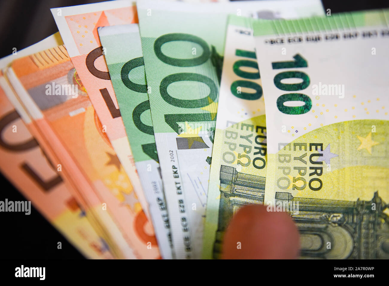 Sur cette photo, illustration 50 et 100 Euros billets vu affiché. Banque D'Images