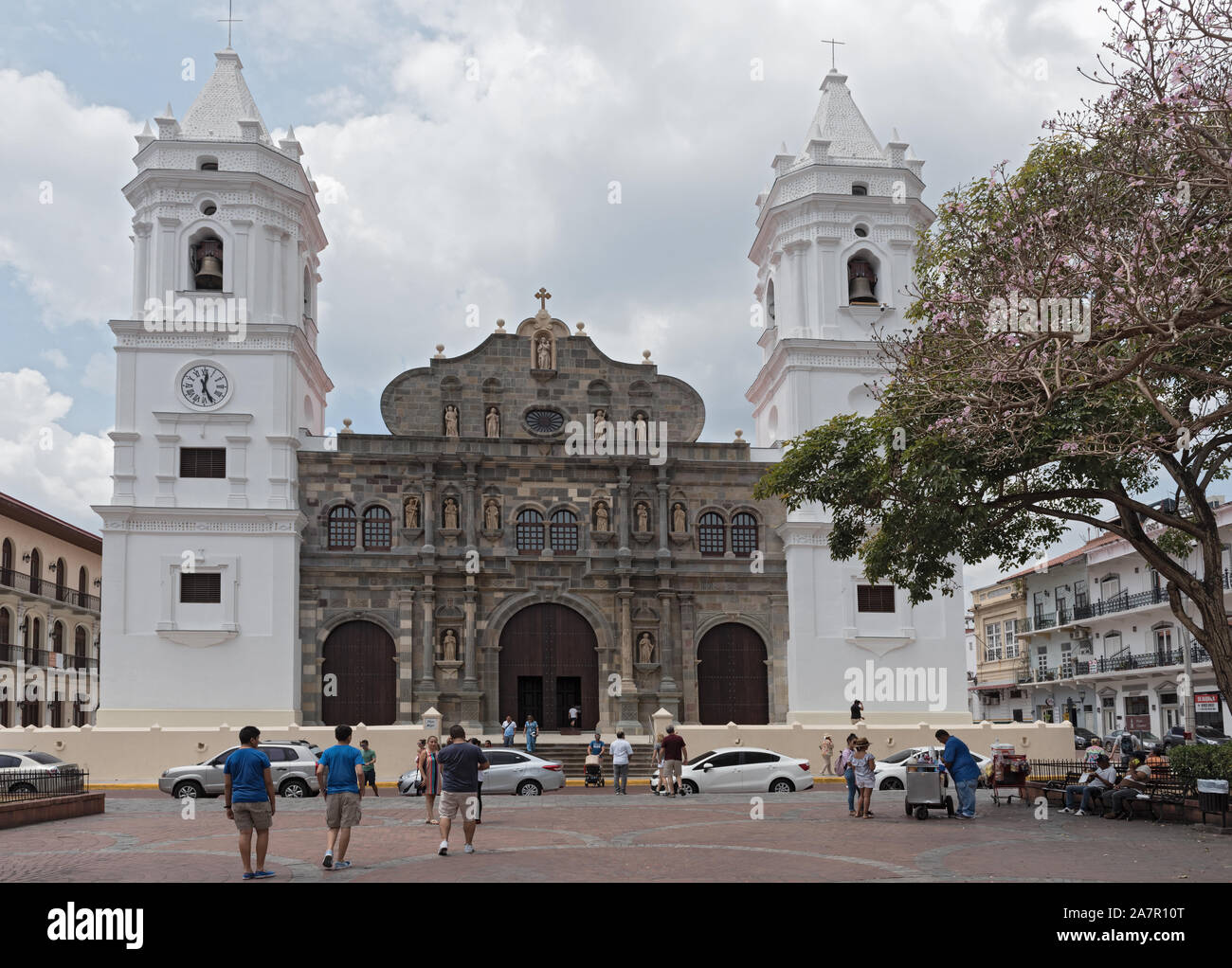 cath-drale-basilique-santa-maria-la-antigua-dans-la-vieille-ville-de