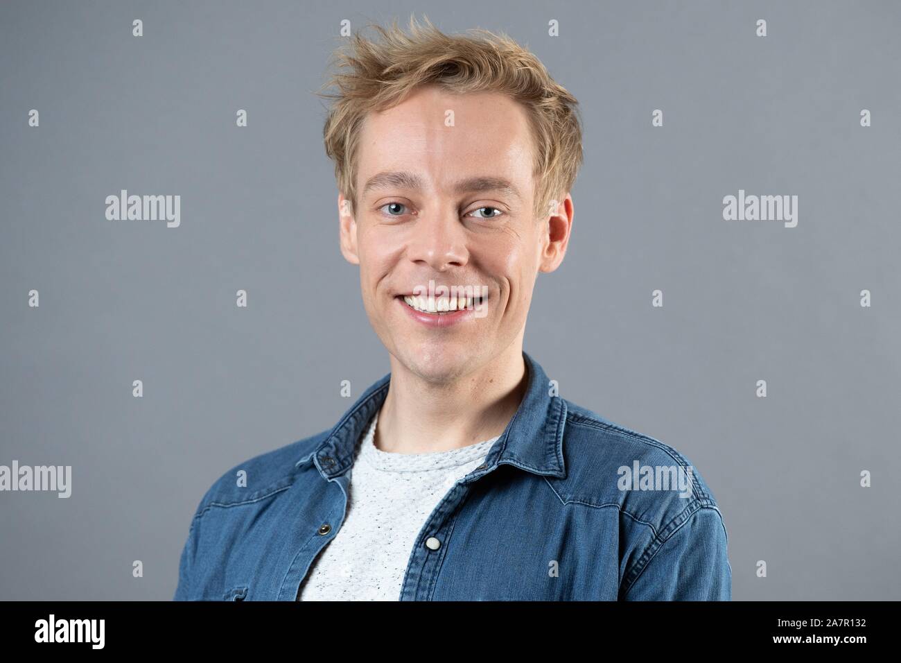 Dresde, Allemagne. 30Th Oct, 2019. L'acteur Oliver Morschel se trouve en face d'un mur de photos dans le théâtre de boulevard. L'occasion est la présentation de la comédie musicale "Frank Schöbel Story', qui traite de la carrière du chanteur Frank Schöbel RDA frappé sur scène. Credit : Sebastian Kahnert/dpa-Zentralbild/dpa/Alamy Live News Banque D'Images