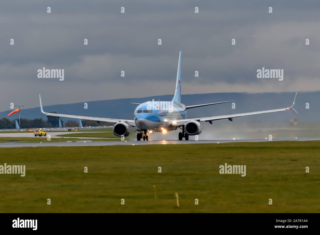 Compagnie aérienne TUI Boeing 737 au départ de l'aéroport de Manchester sur le mouillé Banque D'Images