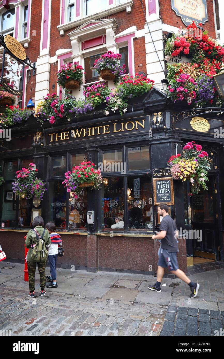 Londres, Royaume-Uni - 14 juillet 2019 : Le Lion Blanc pub à Covent Garden de Londres. Il y a plus de 7 000 pubs de Londres. Banque D'Images