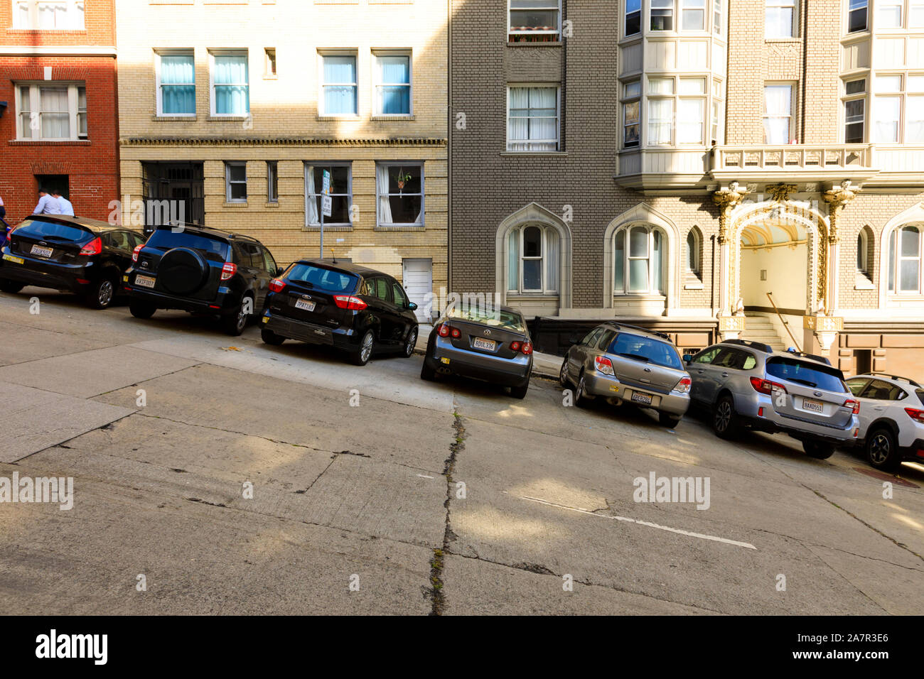 Parking voiture sur des collines de San Francisco, Mason Street, California, United States of America Banque D'Images